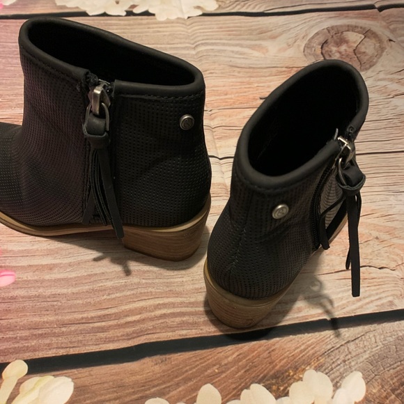 👢 Booties - Picture 2 of 4